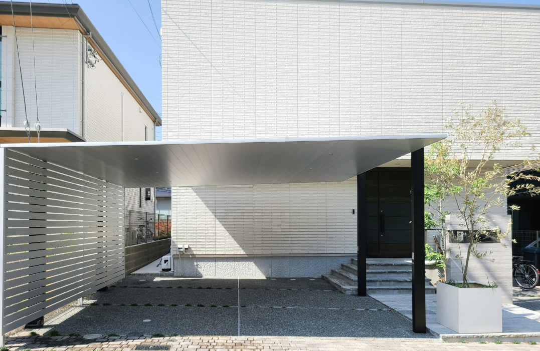 雨を気にせず車の乗り降りができるカーポートで雨の日も安心な駐車スペース