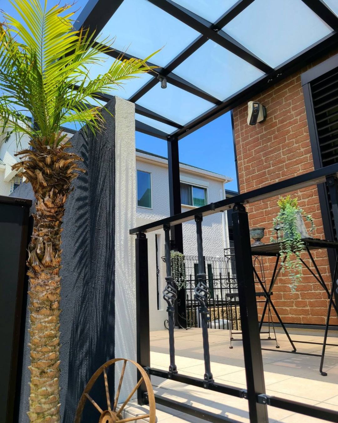 日差しを取り込む透明屋根と植栽が魅力のテラス