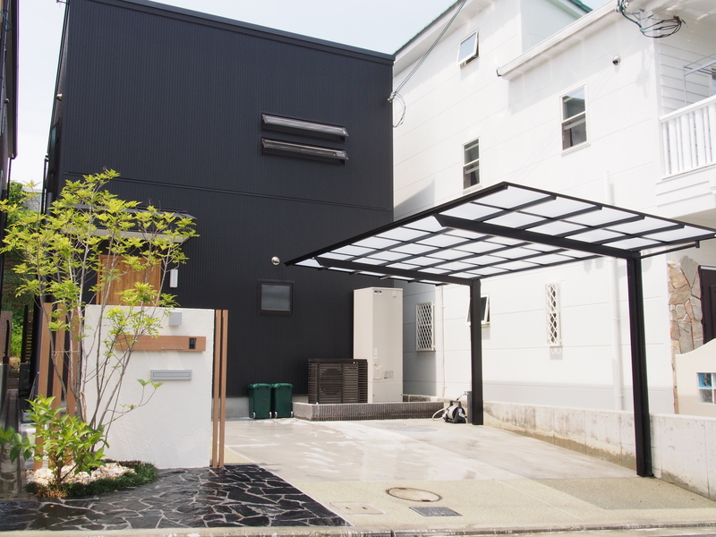 雑草対策を施した家まわりの整ったシンプルな外構