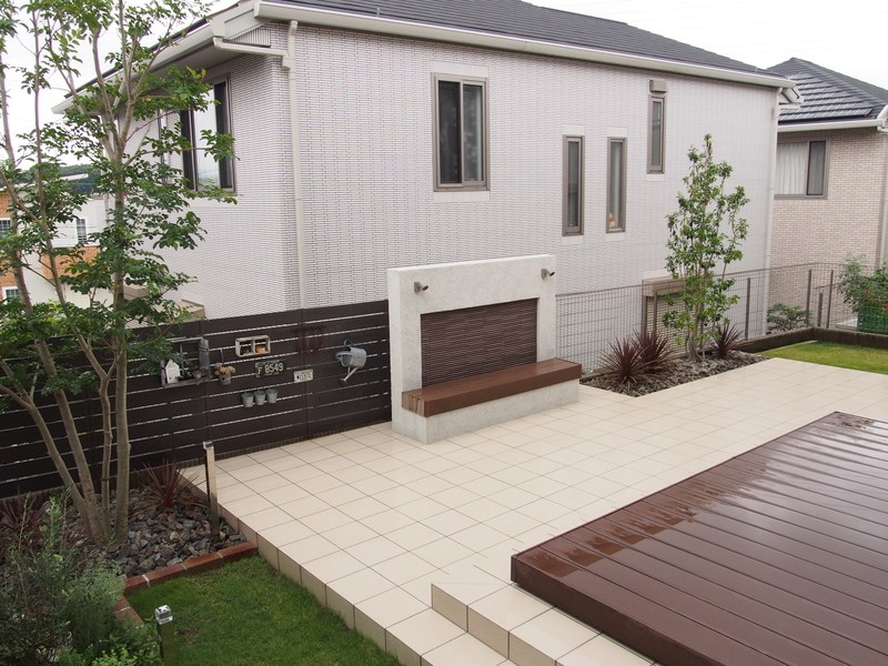 ウッドデッキや腰かけベンチで家族で過ごすお庭